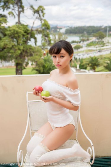 揉搓大学生白嫩双乳